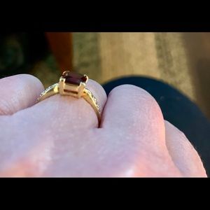 10 kt yellow gold garnet and diamond ring